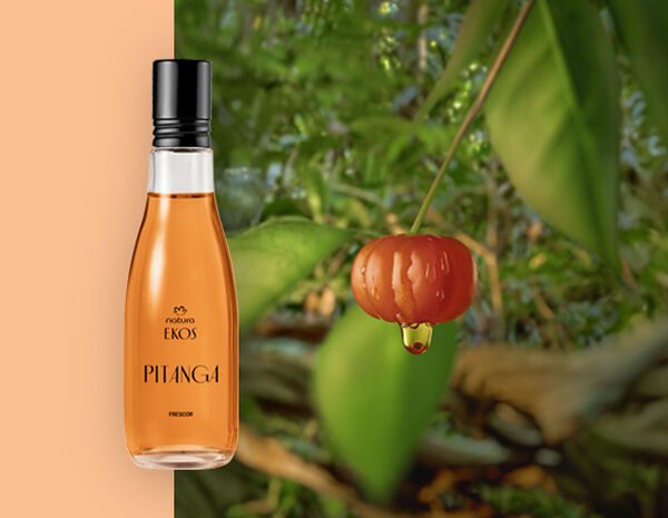 Frasco transparente de Desodorante Colônia Ekos Frescor Pitanga com líquido alaranjado e tampa preta à esquerda. À direita, pitanga vermelha com gota, folhas verdes e fundo de floresta.
