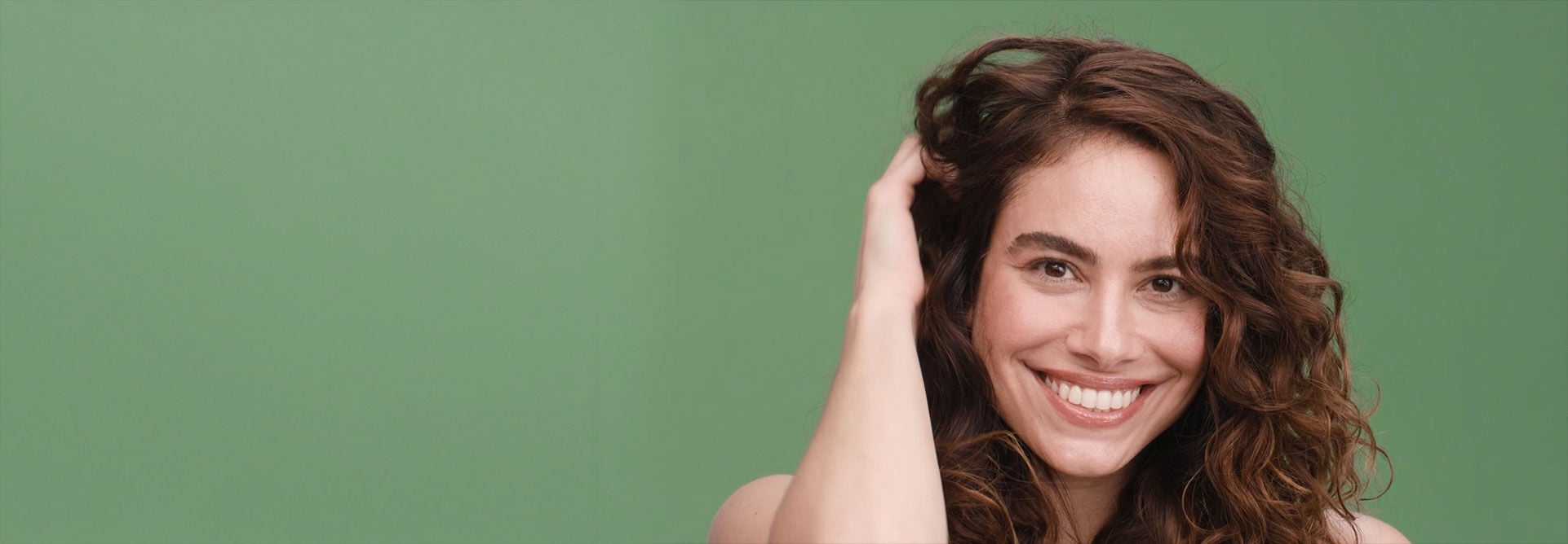 Em fundo verde, duas mulheres brancas aparecem alternadamente, em cenas rápidas e dinâmicas. Uma delas tem cabelo preto liso, e a outra tem cabelo castanho cacheado. Elas interagem com frascos verdes de shampoo e condicionador, produtos da linha Tododia Chá de Hortelã e Gengibre. Sorridentes, balançam os cabelos e mexem nos fios delicadamente. O vídeo encerra com os produtos em destaque.