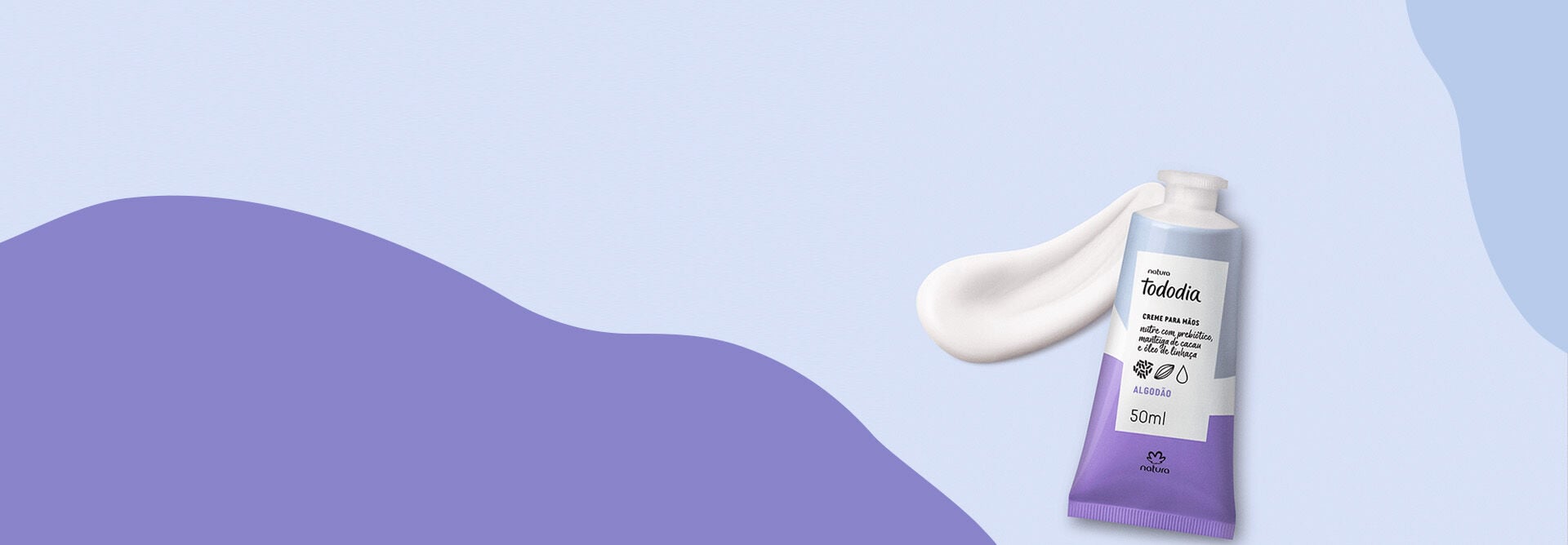 Creme para Mãos Natura Tododia Algodão, com bisnaga em tons de branco, azul-claro e lilás, destaca-se sobre amostra da textura do produto em fundo ilustrado com ondas orgânicas azul-claro e lilás.