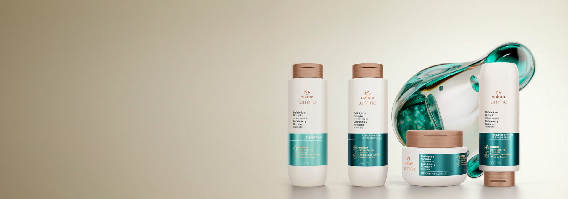 Fundo claro com a linha Natura Lumina Definição e Nutrição para cabelos crespos e partícula que destaca tecnologia do produto