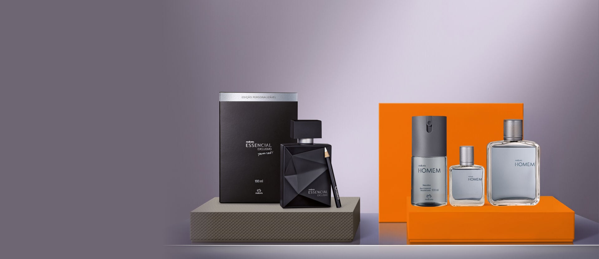Kits de perfumaria masculina Natura: à esquerda, perfume Essencial Exclusivo preto com caneta personalizável; à direita, sobre base laranja, o trio de produtos da linha Homem em frascos transparentes e cinzas. 