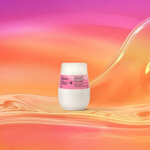 Embalagem branca com rótulo rosa de Desodorante Antitranspirante Roll-On Tododia Acerola e Hibisco sobre grafismo e fundo em laranja com rosa.