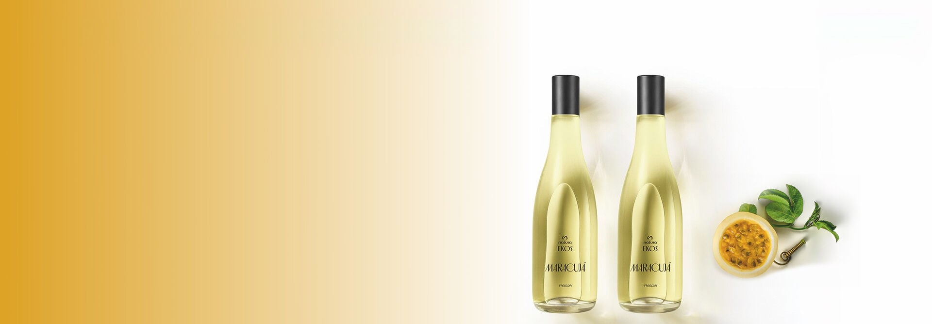 Dois frascos de desodorante colônia Natura Ekos Frescor de Maracujá ao lado de meio maracujá e folhas em fundo claro, destacando a praticidade e os ingredientes naturais da fragrância.