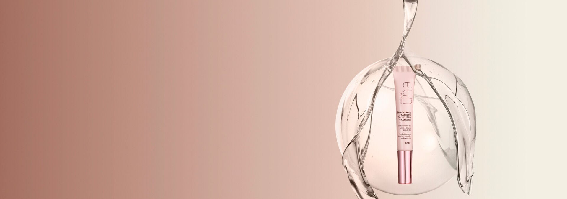 Imagem com fundo degradê marrom para branco e ao lado direito o sérum para unhas e textura aquosa do produto.