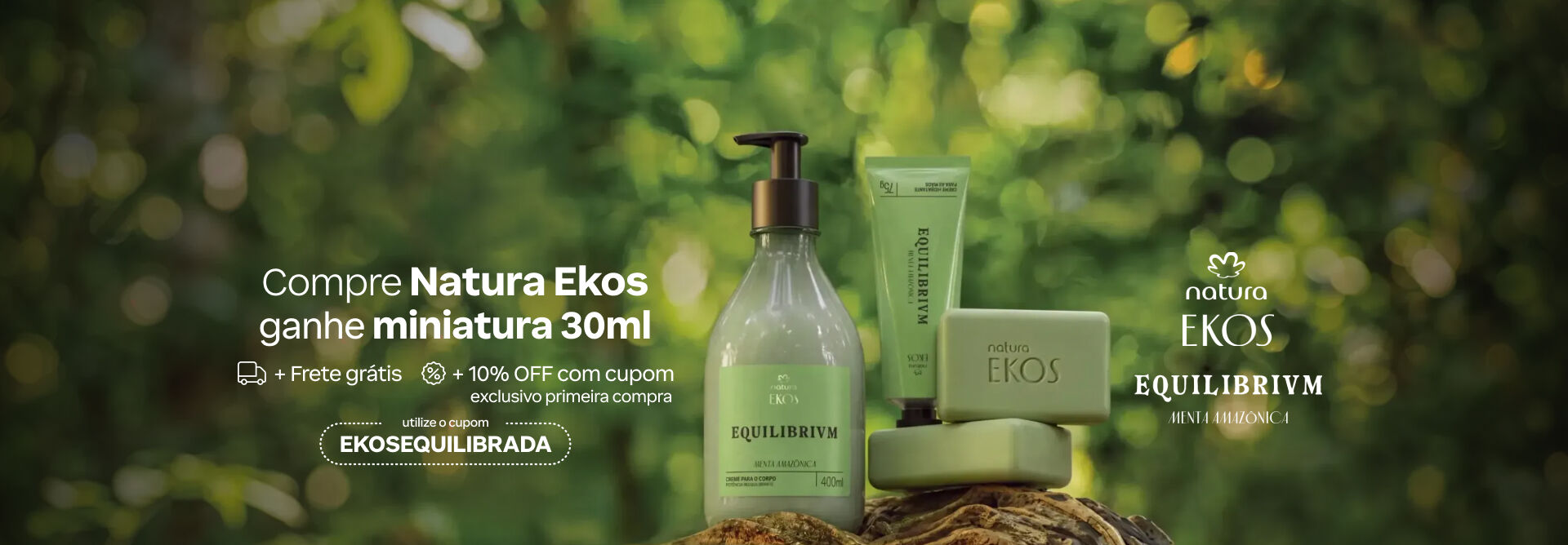Em destaque sobre tronco, frasco de creme corporal, bisnaga e sabonetes Natura Ekos. Texto: Compre Natura Ekos ganhe miniatura 30ml. + Frete grátis. + 10% OFF com cupom exclusivo na primeira compra. Utilize o cupom EKOSEQUILIBRADA. Botão: eu quero. 