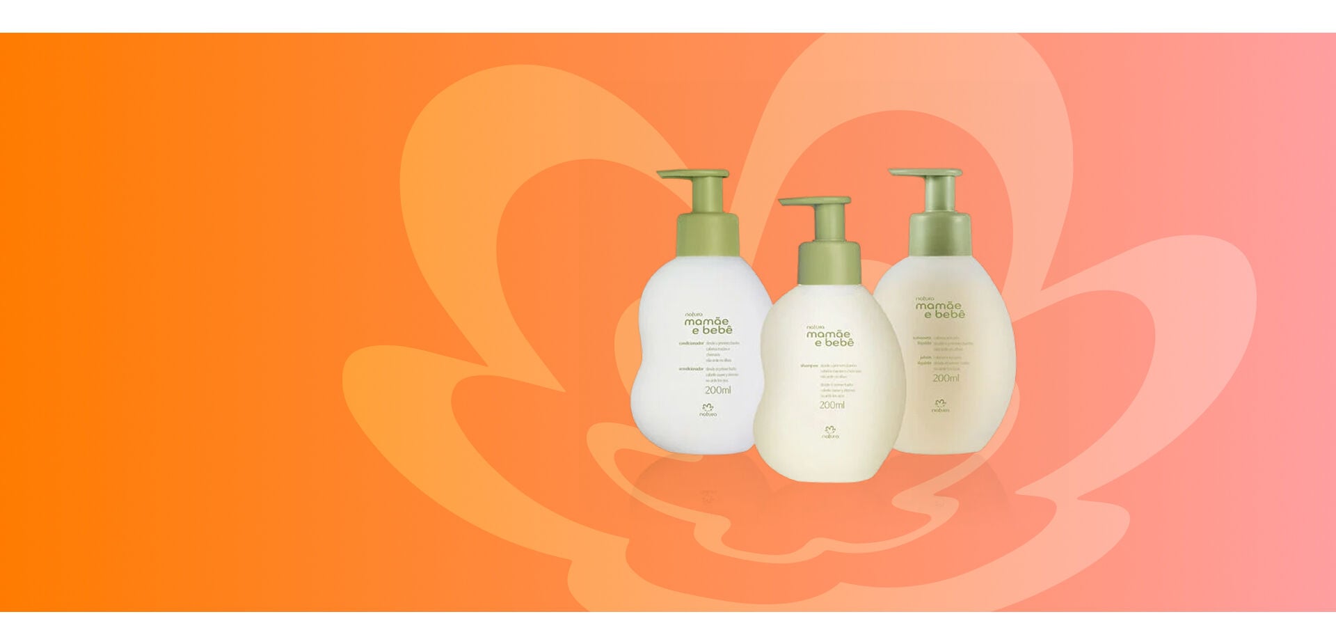 Conjunto de cuidados infantis Natura Mamãe e Bebê sobre fundo laranja iluminado. A linha reúne condicionador, shampoo e sabonete líquido em frascos ergonômicos com tampa de bico dosador.