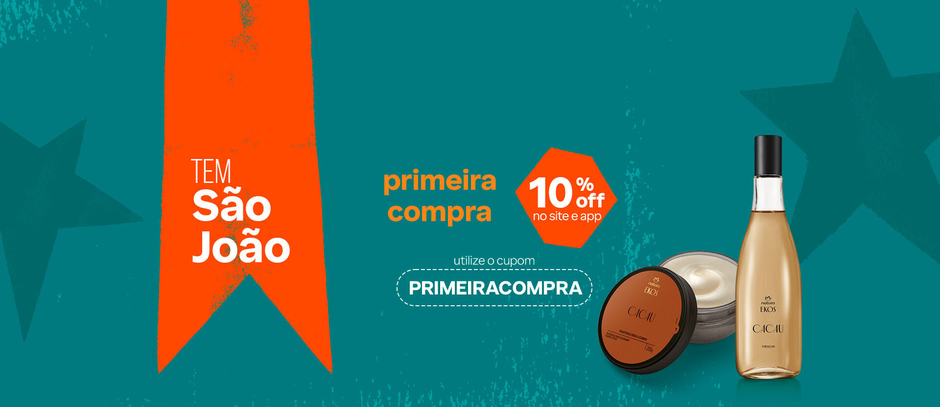 Manteiga para o Corpo Ekos Cacau em pote transparente e Desodorante Colônia Ekos Frescor Cacau em frasco transparente, ambos com tampas pretas. Estão sobre fundo azul com estrelas e uma bandeira laranja. Texto: tem São João. Primeira compra 10% OFF no site e app. Utilize o cupom PRIMEIRACOMPRA.