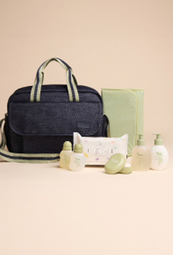 Foto de produtos Natura Mamãe e Bebê, com colônias, sabonetes, lenços umedecidos, nécessaire e bolsa em fundo claro.