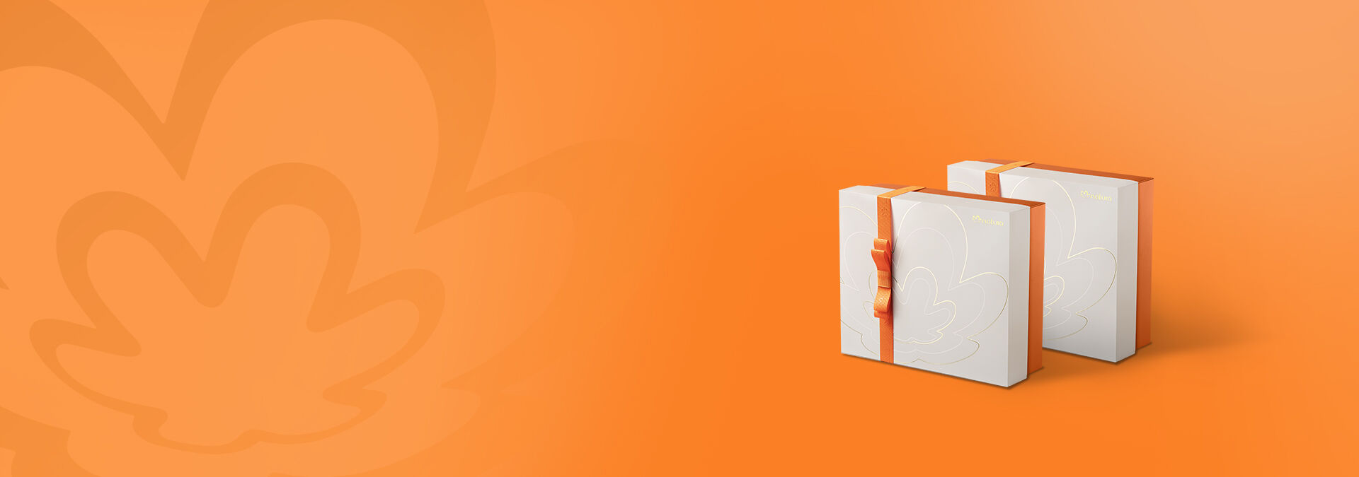 Banner com fundo laranja e duas caixas de presentes Natura com tampa branca, rosácea da marca em dourado e laço laranja.