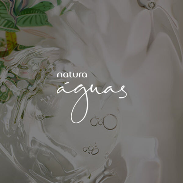 Logo de Natura Águas, em letras brancas e caligrafia cursiva, destaca-se no centro da tela sobre fundo aquoso, com bolhas e folhagens verdes desfocadas.