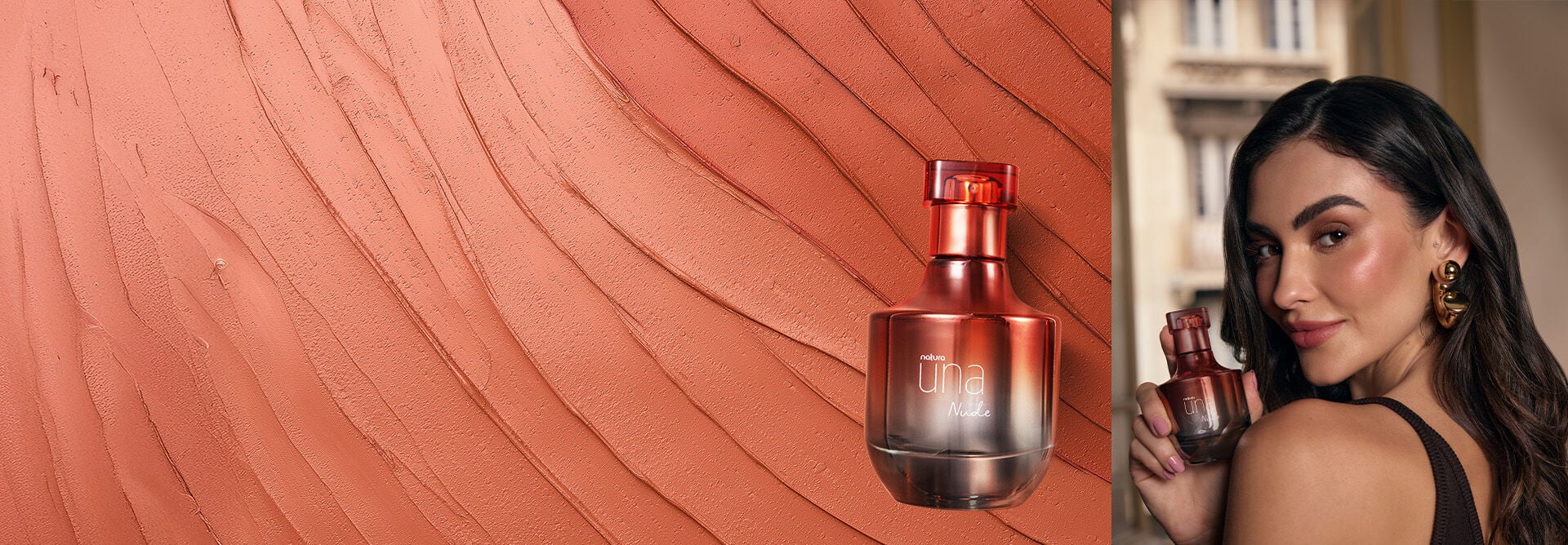 Deo Parfum Una Nude em frasco metalizado com degradê do prata para o laranja, em um fundo com produto cremoso rosado espalhado em ondas.