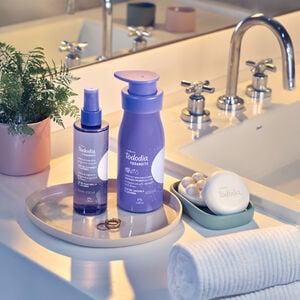 Foto de uma bancada de banheiro, com produtos Natura Tododia Todanoite, como Body Splash, Loção Hidratante e Sabonetes.