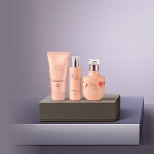 Presente Natura Queridinhos, com 1 Óleo Corporal Sève Amêndoas Doces, 1 Polpa para as Mãos Ekos Castanha e 1 Creme Nutritivo para o Corpo Tododia Macadâmia sobre caixas de presentes em fundo bege.