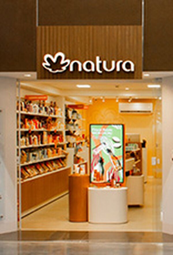 Foto da entrada e vitrine de loja Natura.