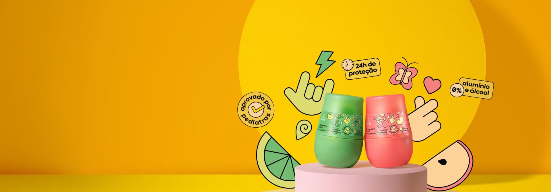 Desodorantes roll-on infantis Natura Naturé verde e rosa sobre pódio em fundo amarelo ilustrado com borboleta e coração. Os destaques indicam aprovação pediátrica e fórmula sem alumínio e álcool.