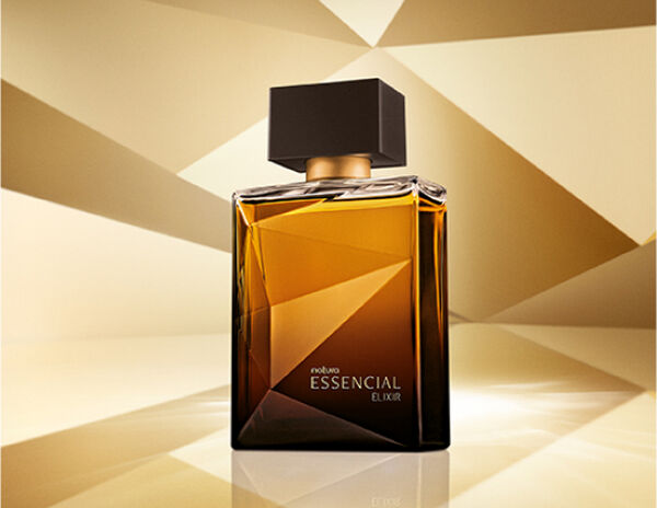 Frasco de Essencial Elixir Masculino, em tons de âmbar e marrom e tampa preta, aparece em destaque em fundo dourado multifacetado, fazendo alusão ao design dos frascos de Essencial.