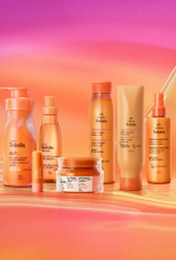 Itens Tododia Manga Rosa e Água de Coco, em laranja: frasco de Creme Sorbet, frasco de Body Splash, embalagem aberta de Balm Labial e pote de Gelato Corporal sobre grafismo e fundo em laranja.