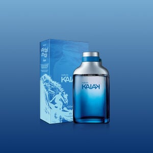 Frasco azul de fragrância Kaiak com tampa prateada e caixa azul com ilustração de surfista em uma onda e o texto “Vai Dar Onda", em fundo azul.