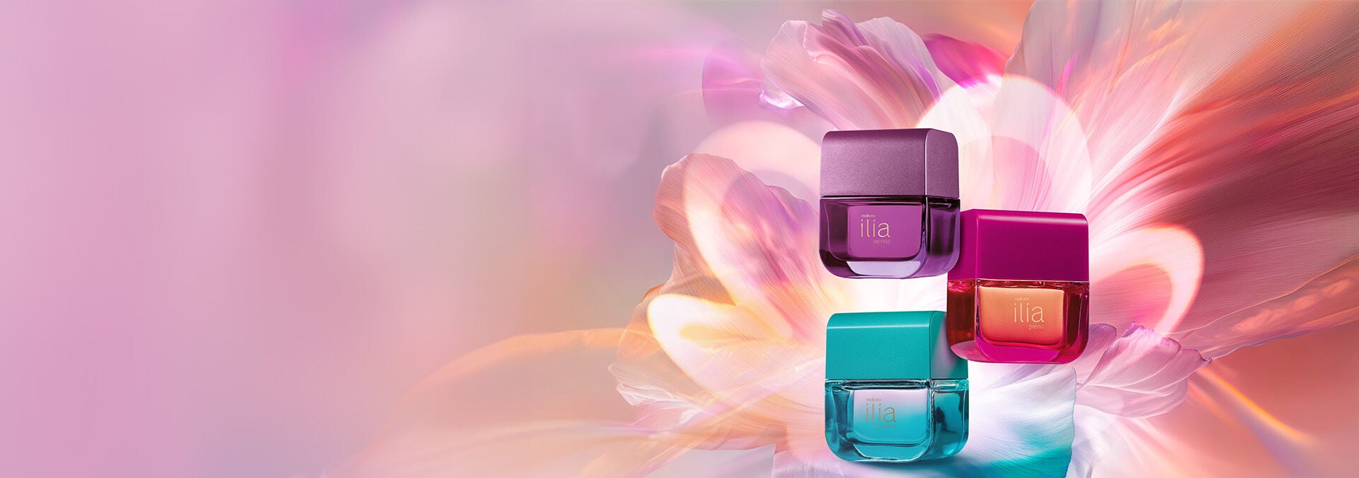 Imagem traz as fragrâncias de Ilía Plena, Secreto e Completa em fundo com tons pastéis, variando entre rosa, roxo e azul