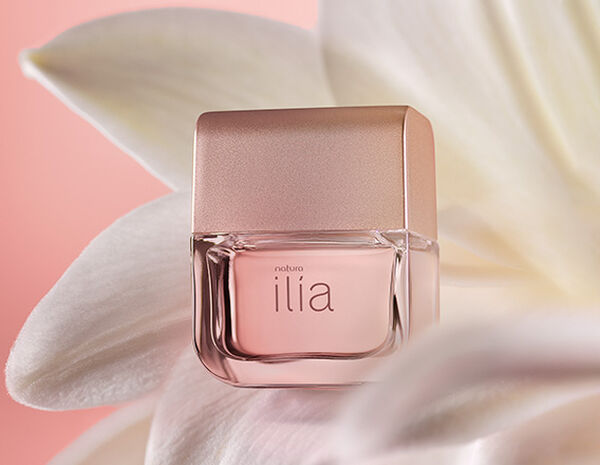 Fragrância Ilía sobre flor branca