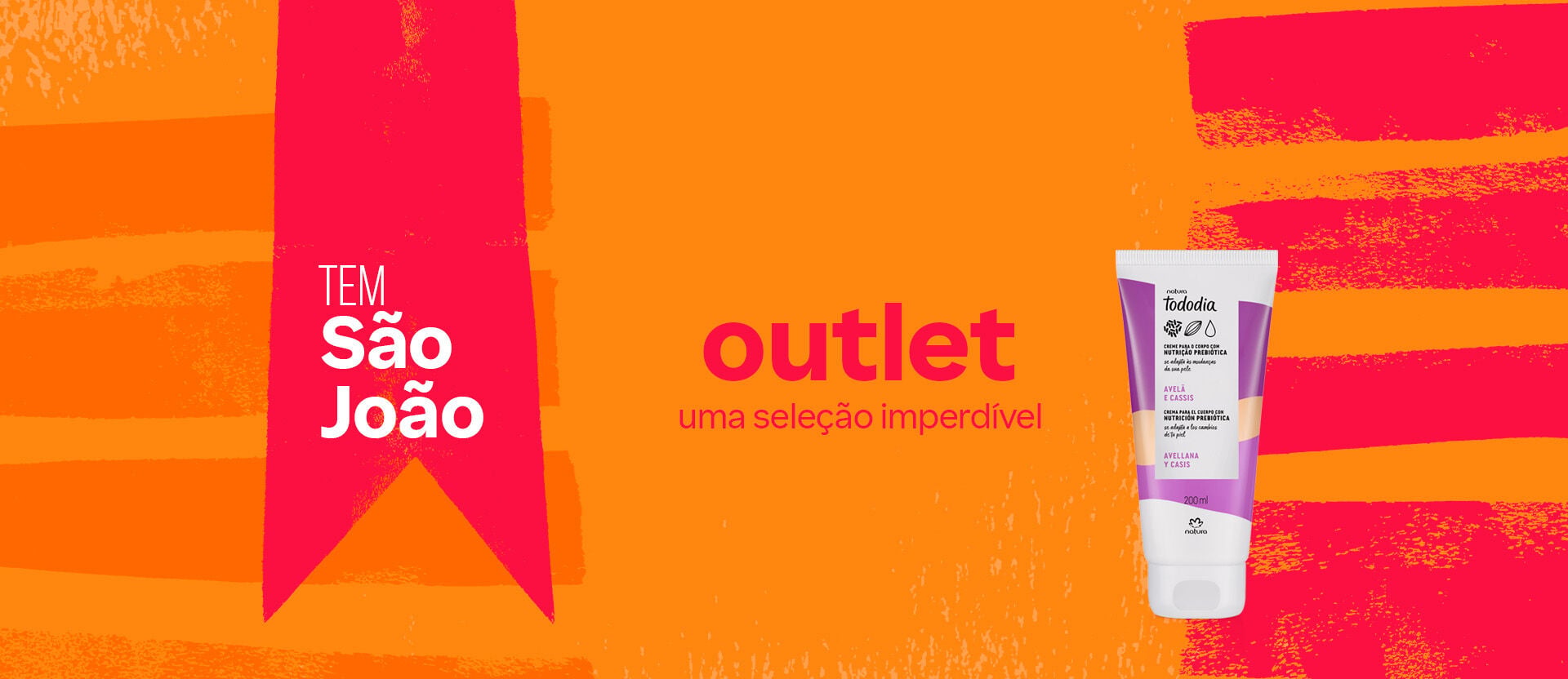 Creme Desodorante Nutritivo para o Corpo Tododia Avelã e Cassis em bisnaga branca com detalhes em rosa e bege. Está sobre fundo laranja com listras e uma bandeira vermelha. Texto: tem São João. Outlet. Uma seleção imperdível.