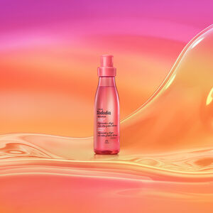 Frasco spray rosa de Body Splash Tododia Acerola e Hibisco sobre grafismo e fundo em laranja com rosa.