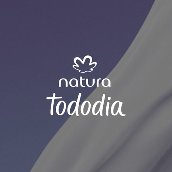 Logotipo Natura Tododia em um fundo roxo suave com um detalhe de textura branca. 