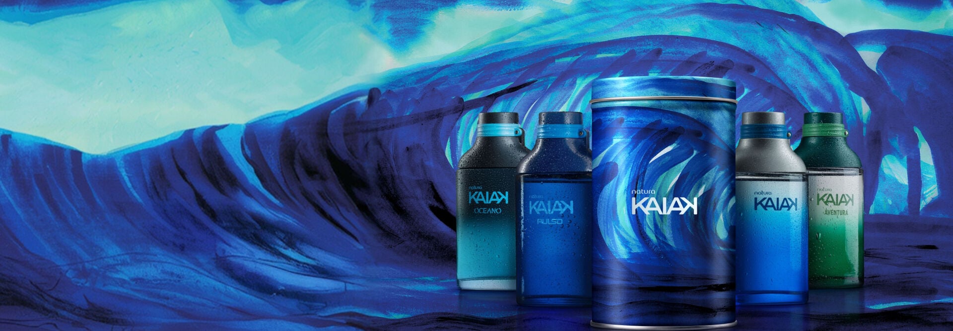 Frascos de fragrâncias Kaiak Oceano, Pulso, Clássico e Aventura, com lata especial, em fundo com pintura azul de onda.