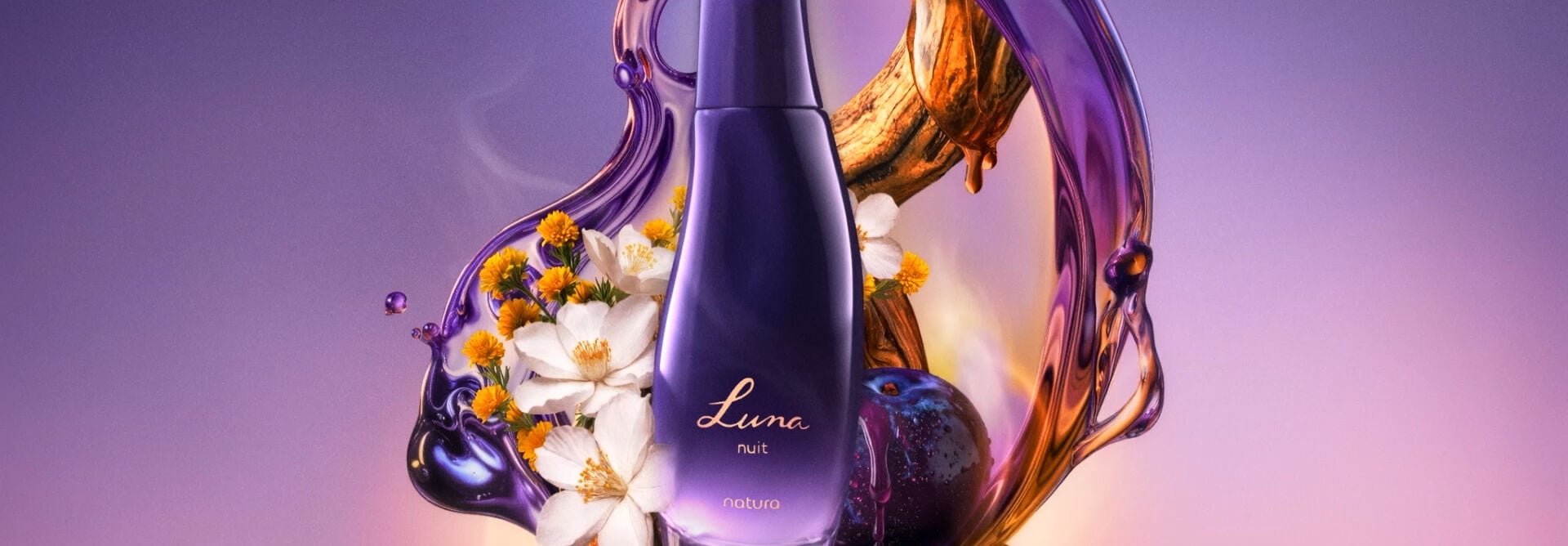 Vídeo com predomínio de tons de roxo e dourado. Mulher branca de cabelo curto, pele iluminada por luz suave, interage com o frasco roxo do Desodorante Colônia Luna Nuit. Ela segura, borrifa e valoriza o produto. Transições dinâmicas mostram o produto em destaque cercado por flores brancas, madeira e líquidos em movimento. A modelo também aparece sozinha em cena dançante com vento suave. 
