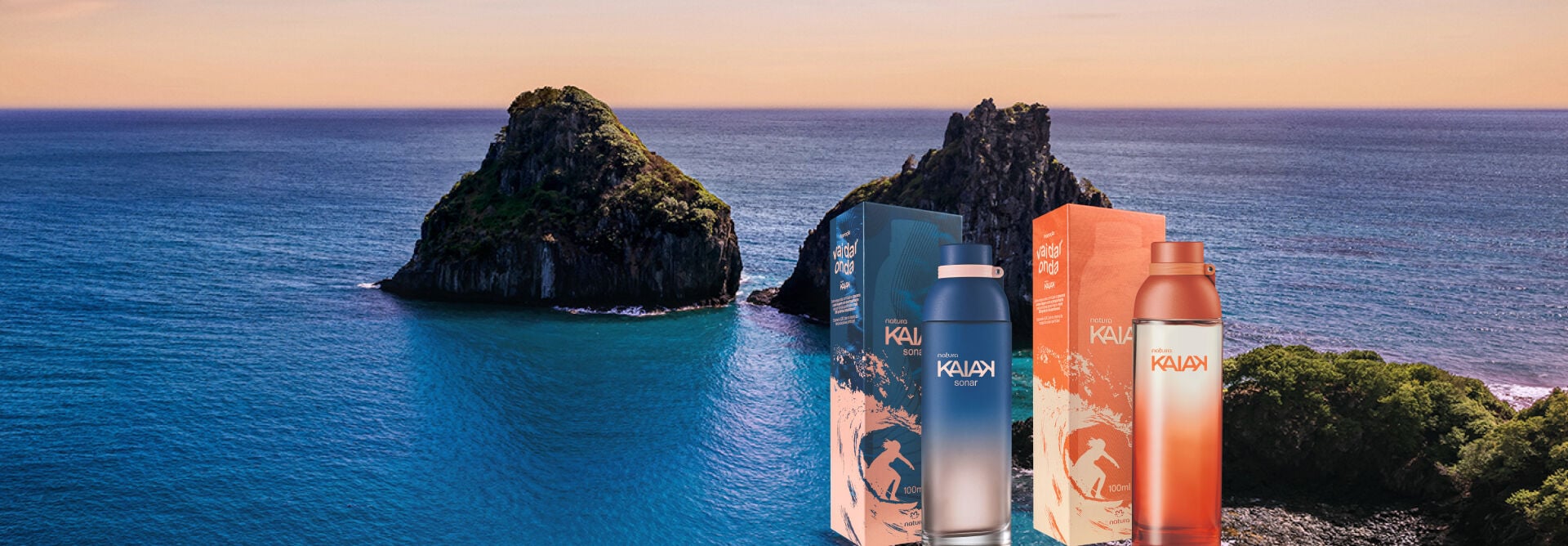 Frascos de fragrâncias femininas Kaiak e Kaiak Sonar com caixas, em fundo de imagem de oceano com montanhas rochosas.