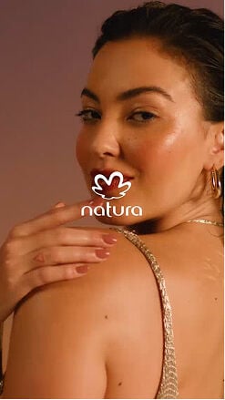 Sequência de cenas com modelos aplicando os novos Hidratantes Corporais Perfumados Natura Sève Amêndoas e Orquídea Negra e Amêndoas Doces, com os dizeres "Novos Hidratantes Perfumados", "Perfumação prolongada para todas as peles", "Hidratação Intensa", "Fragrâncias sensuais", "Textura ultracremosa" e "Natura Sève, toda beleza à flor da pele". Na cena final, os Hidratantes Corporais destacam-se sobre fundo dourado.