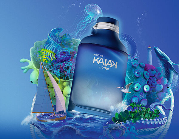 Frasco da fragrância Kaiak Sonar masculino em azul fosco. Fundo marinho com ondas, peixes coloridos, veleiro, golfinhos e elementos aquáticos em tons de azul.
