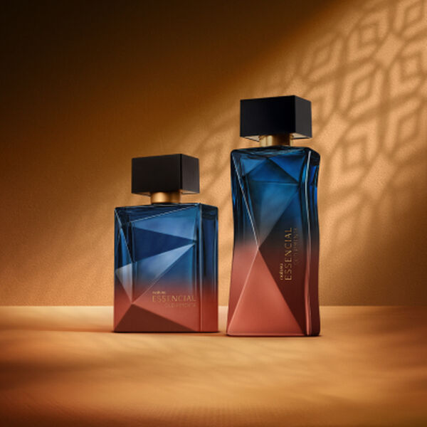 Perfumes Natura Essencial Oud Pimenta em frascos azul e bordô, destacados por luz e sombras geométricas em um cenário marrom quente. 