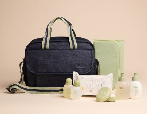 Foto de produtos Natura Mamãe e Bebê, com colônias, sabonetes, lenços umedecidos, nécessaire e bolsa em fundo claro.