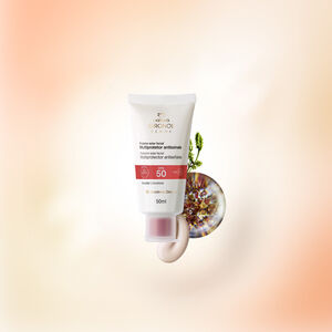 Produto Natura Chronos de proteção solar com textura e elementos da natureza, em fundo em tons claros.