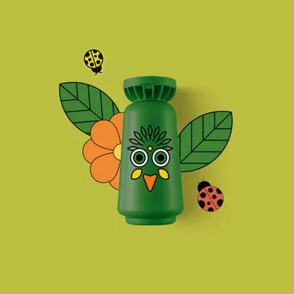 produto da linha de cachos de naturé posicionado ao centro sobre um fundo verde-oliva. O frasco possui ilustrações estilizadas que formam a cara de um mocho/coruja com penas na cabeça e bico laranja. Ao fundo, há ilustrações gráficas de uma flor alaranjada, duas folhas grandes e duas joaninhas.