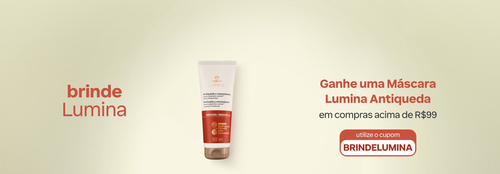 Triplo Esfoliante Peeling Antissinais Chronos Derma em bisnaga branca com detalhes dourados. Está em fundo bege com produto branco cremoso espalhado sob a embalagem. Texto: brinde Chronos. Ganhe um Mini Esfoliante de Chronos em compras acima de R$ 99 em itens de Rosto. Utilize o cupom QUEROCHRONOS.