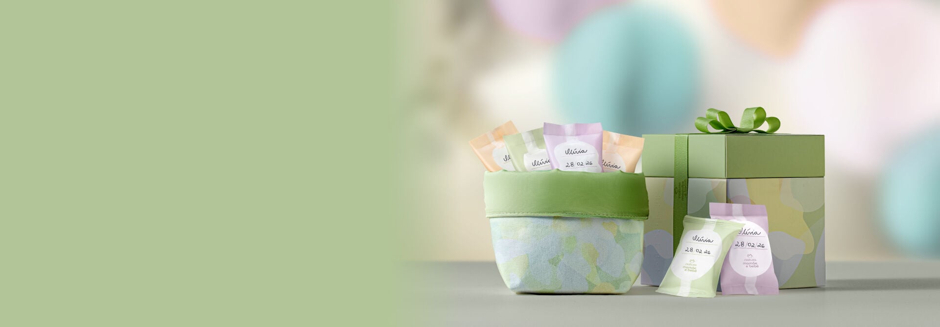 presente Natura Mamãe e bebe, com caixa de sabonetes e alguns sabonetes para fora, ambos em fundo verde claro