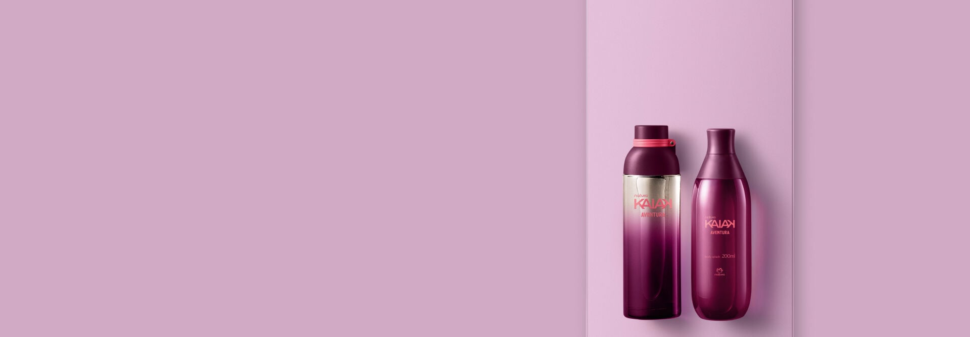 Presente Natura Kaiak Aventura Feminino, incluindo 1 desodorante colônia e 1 body splash, com frascos e tampas em tons de violeta sobre caixa de presente lilás. Fundo lilás.