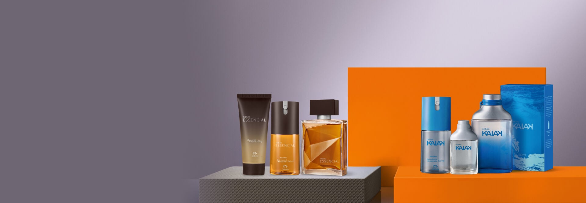 Duas linhas de perfumes masculinos Natura dispostas lado a lado: à esquerda, o kit Essencial com shower gel, desodorante e colônia; à direita, sobre uma base laranja, a linha Kaiak com desodorante, miniatura, colônia e caixa azul.