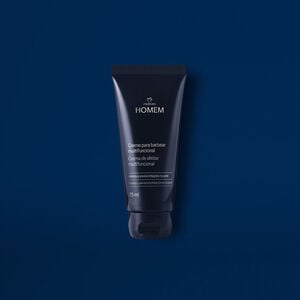 Creme para Barbear Multifuncional Natura Homem sobre fundo azul escuro.