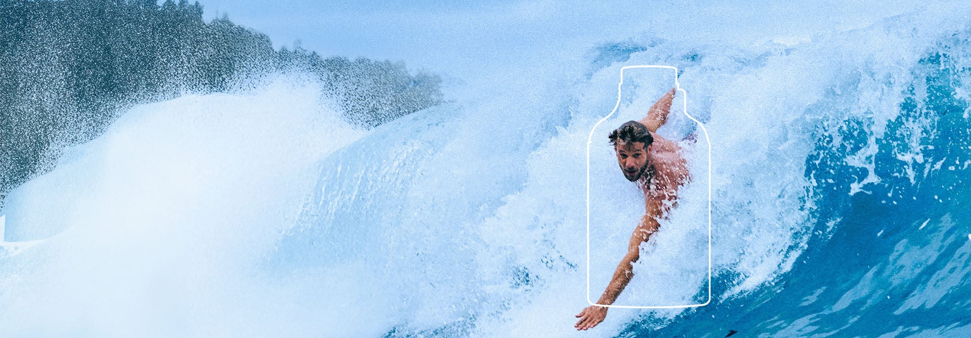 Homem sem camisa pegando jacaré ou surfando de peito em uma grande onda com muita espuma branca. Sobreposto ao homem, há um traço branco fino que desenha o contorno de um frasco de Kaiak, emoldurando o seu corpo.
