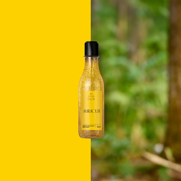 Frasco transparente do Sabonete Líquido Esfoliante Corporal Ekos Maracujá com tampa preta e rótulo amarelo ao centro. Fundo dividido entre amarelo vibrante e floresta desfocada.