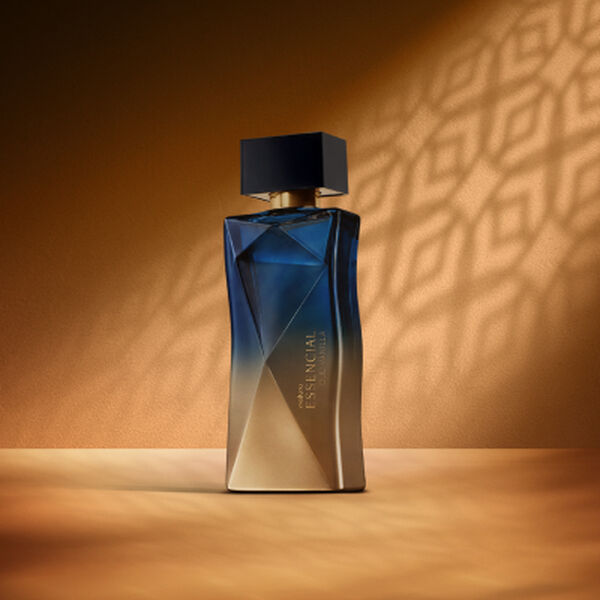 Perfume feminino Natura Essencial Oud Vanilla em cenário terracota com sombras geométricas ao fundo. 