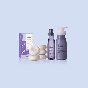 Em fundo azul-claro, produtos da linha Natura Tododia Todanoite: Body Splash, Loção Corporal, Sabonete Massageador com caixa, Creme Nuvem e Sabonetes com caixa.
