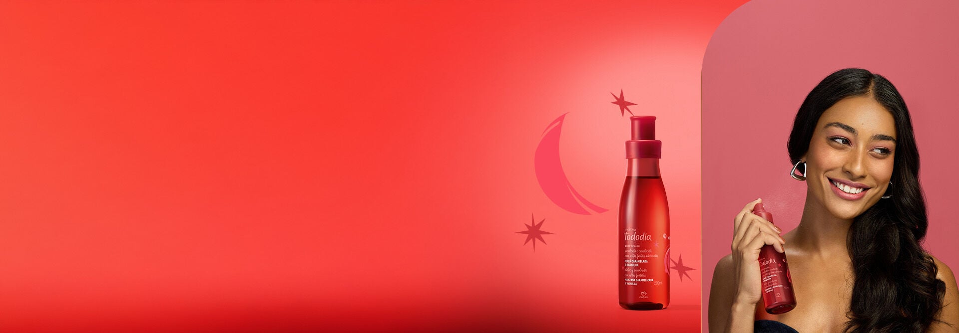 Frasco vermelho do Body Splash Tododia Maçã Caramelada e Baunilha em fundo degradê vermelho com estrelas. Ao lado, uma mulher negra de cabelo escuro ondulado borrifa o body splash no pescoço.