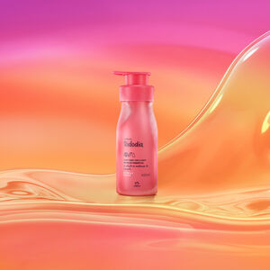 Embalagem congelada com válvula pump rosa de Creme Sorbet para o Corpo Tododia Acerola e Hibisco sobre grafismo e fundo em laranja com rosa.