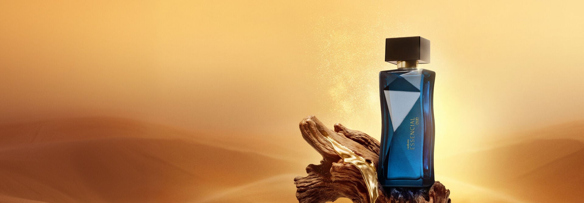 Frasco azul com tampa preta de Essencial Oud Feminino sobre madeira em fundo com dourado.