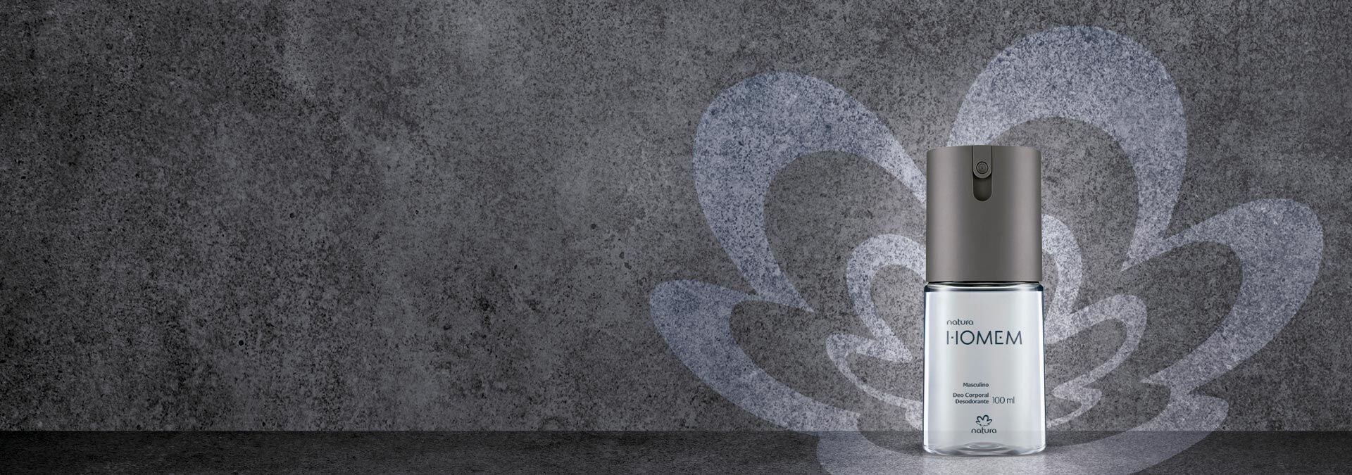 Fundo em tons de cinza escuro e ao lado direito um desodorante spray Natura Homem e rosácea ao fundo.
