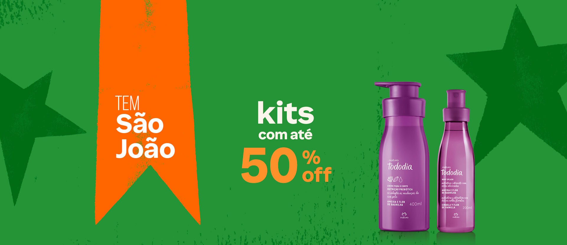 2 produtos de Tododia Ameixa e Flor de Baunilha: 1 Creme Desodorante Nutritivo em frasco pump roxo e 1 Body Splash em frasco roxo. Estão sobre fundo verde com estrelas e um losango laranja. Texto: tem São João. Kits com até 50% OFF.
